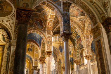 Amiral Martorana Kilisesi 'nin Aziz Mary Kilisesi' nin Arap-Norman katedralindeki tavan freskleri ve mozaikleri. Sicilya kilisesinde renkli freskler. Sicilya, Palermo, İtalya 