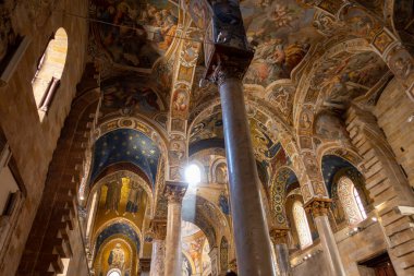 Martorana Kilisesi, St. Mary 'nin Arap-Norman Barok Katedrali' ndeki tavan freskleri ve mozaikleri. Sicilya kilisesinde renkli freskler. Kilisede bir gün ışığı. Palermo, İtalya