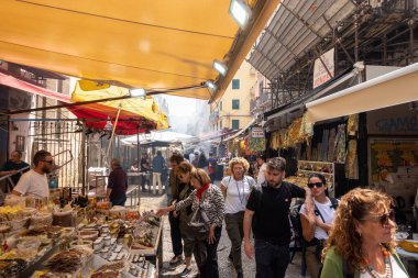 Güney İtalya 'nın geleneksel sokak pazarı. Palermo 'daki ünlü Capo marketinde insanlar ve turistler baharat ve hediyelik eşya tezgahlarında dolaşıyorlar. Sicilya, Palermo, İtalya 