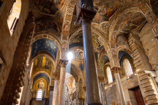 Martorana Kilisesi, St. Mary 'nin Arap-Norman Barok Katedrali' ndeki tavan freskleri ve mozaikleri. Sicilya kilisesinde renkli freskler. Kilisede bir gün ışığı. Palermo, İtalya