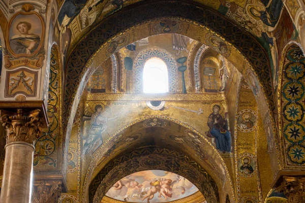 Apse Sufity Ozdobione Kolorowymi Freskami Złotymi Mozaikami Bizantyjskiej Katedrze Najświętszej — Zdjęcie stockowe