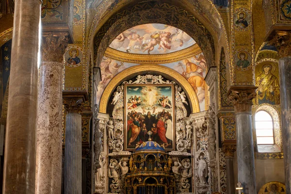 stock image Interior of a italian baroque church. Apse and ceilings decorated with colorful frescoes and golden mosaics in the Arab-Norman Byzantine Church of St. Mary of the Admiral, Martorana. Sicily, Palermo, Italy