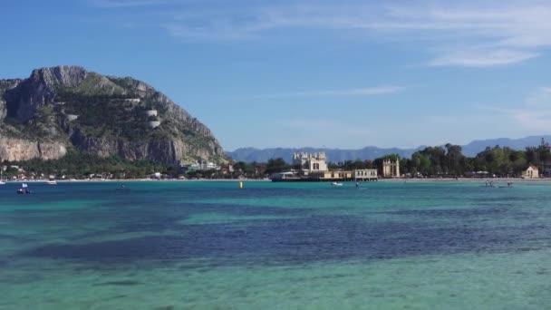 이탈리아 시칠리아섬 몬델로 청록색 바닷물은 여름에 사람들 탑승하고 팔레르모 해변에 — 비디오