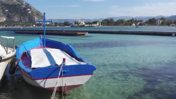 Италия Сицилия Монделло Лодки Голубой Прозрачной Морской Воде Итальянское Море — стоковое видео
