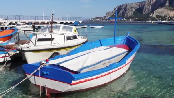 Σκάφη Αγκυροβολούν Ιταλία Γαλάζια Θάλασσα Της Μεσογείου Σικελία Γαλαζοπράσινα Γαλαζοπράσινα — Αρχείο Βίντεο
