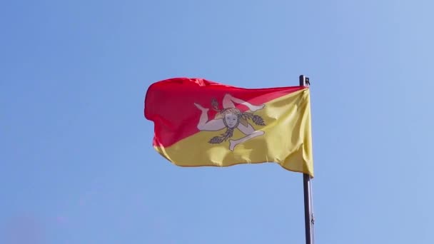 Skutečná Vlajka Regionu Sicílie Symbolem Trinacrie Vlnící Zpomaleném Pohybu Větru — Stock video