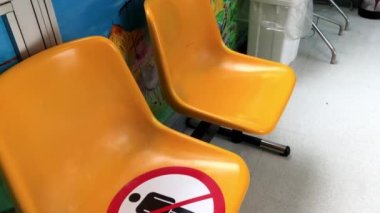 Burada oturmayın. Sosyal uzaklık. Sembolle oturmak yasak. Burada oturmak değil. Bu koltuğu boş tut.