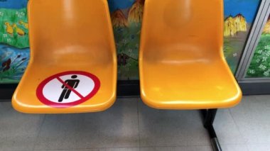 Burada oturmayın. Sosyal uzaklık. Sembolle oturmak yasak. Burada oturmak değil. Bu koltuğu boş tut.