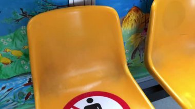 Burada oturmayın. Sosyal uzaklık. Sembolle oturmak yasak. Burada oturmak değil. Bu koltuğu boş tut.