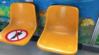 Burada oturmayın. Sosyal uzaklık. Sembolle oturmak yasak. Burada oturmak değil. Bu koltuğu boş tut.