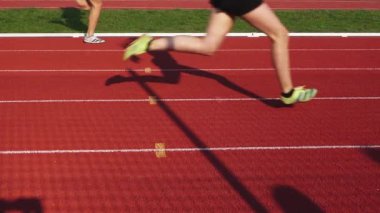 Ağır çekimde koşan sporcular. Stadyumdaki atletizm koşucuları.