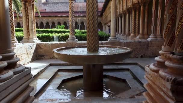 Starobylá Kamenná Fontána Klášter Katedrály Monreale Sloupy Létě Středověká Byzantská — Stock video