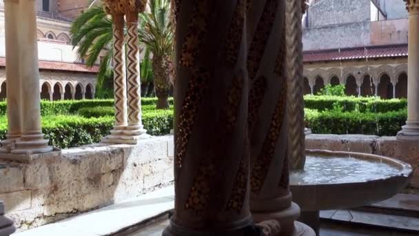 古代の石の噴水 夏に柱とモンレール大聖堂回廊 中世のビザンチンの泉 Monreale パレルモ イタリア3 — ストック動画