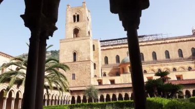 Palermo, antik Monreale Katedrali manastırı, avlu sütunları, yazın. Ortaçağ Bizans Manastırı. Monreale, Palermo, İtalya