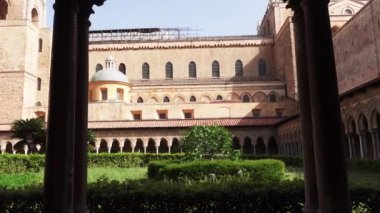 Palermo, antik Monreale Katedrali manastırı, avlu sütunları, yazın. Ortaçağ Bizans Manastırı. Monreale, Palermo, İtalya