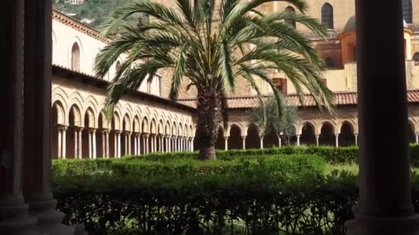 パレルモ 古代のモンレール大聖堂の回廊 中庭の列 中世のビザンチンの回廊 Monreale パレルモ イタリア — ストック動画