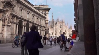 Milano Katedrali, şehir merkezinde yürüyen insanlar Piazza Duomo 'ya doğru. Milano 'nun yaya caddesinde turistler var. Milan, İtalya.