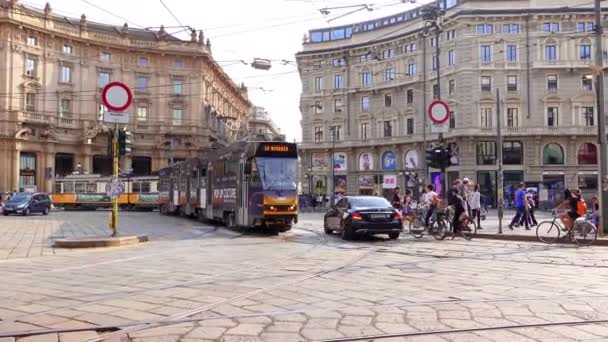 Milan Street Piazza Cordusio Spårvagn Och Människor Som Korsar Gångväg — Stockvideo