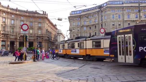 Mailänder Straße Straßenbahn Und Menschen Die Den Gehweg Überqueren Piazza — Stockvideo