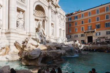 Roma, Trevi çeşmesi. Ünlü antik barok anıtı, turistli Fontana di Trevi. Romanlar, İtalya