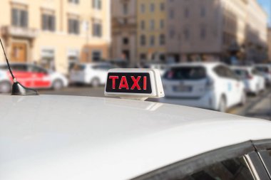 İtalyan beyaz taksileri. Taksi durağı, İtalya. Birçok taksi müşterileri beklemekten vazgeçti.