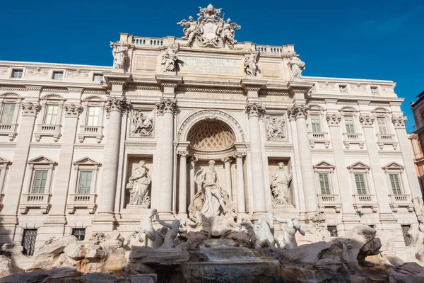Roma, Trevi çeşme cephesi. Ünlü antik barok anıtı, Fontana di Trevi. Romanlar, İtalya 
