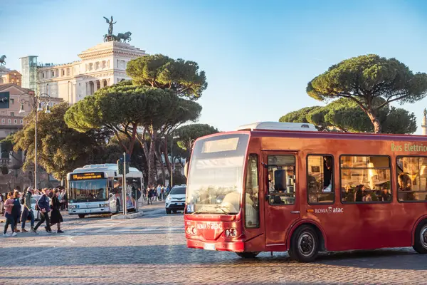 公共交通機関 イタリア ローマ ホワイトタクシーとバス イタリアのタクシー イタリア ストックフォト