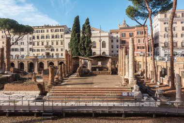 Antik Roma, eski harabeler. Sütunlu tapınak.