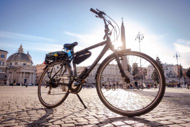 Roma 'da bisiklet. Şehir bisikleti yaşam tarzı. Piazza del Popolo 'da park etmiş elektrikli bir bisiklet. Roma, İtalya