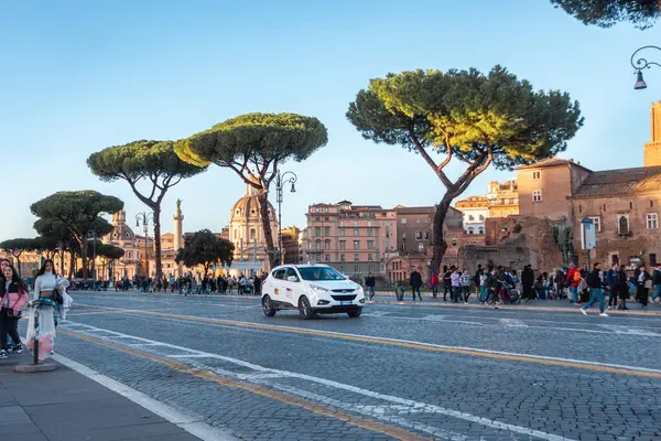 Roma, taksi, turistler ve anıtlarla dolu bir cadde. Imperial Forums Caddesi, Via dei Fori Imperiali. Roma, İtalya