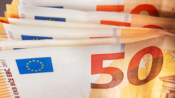 Avrupa parası. Avro parası. Bir yığın banknot. 50 Euro.