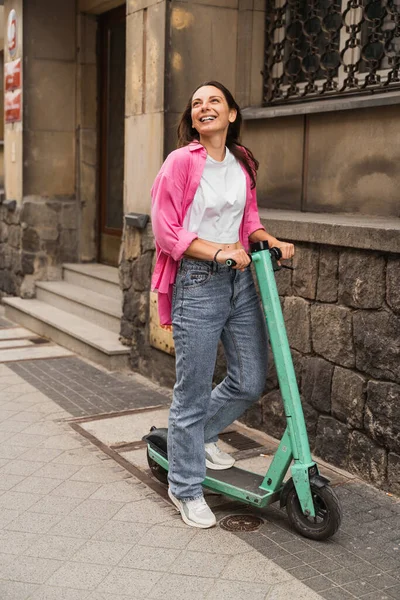 Lächelnde Junge Frau Lässigem Rosa Hemd Fährt Elektro Tretroller Auf — Stockfoto