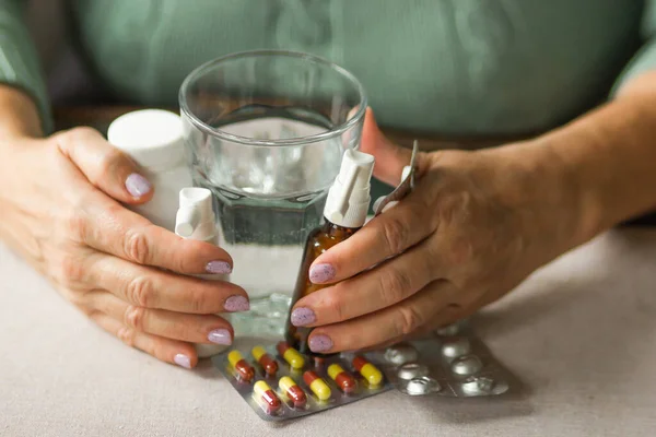 Las Manos Mujer Sostienen Medicamentos Aerosol Para Garganta Botellas Aerosol — Foto de Stock