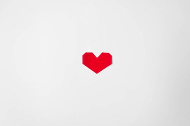 Beyaz arkaplanda tek bir kırmızı kağıt kalp var. Minimalizm. Sevgililer Günü konsepti. Yüksek kalite fotoğraf