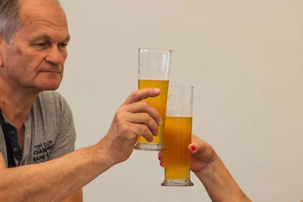 Mãos Par Sênior Mantêm Copos Cerveja Leve Que Clica Uma — Fotografia de Stock