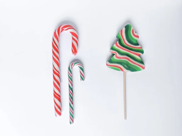 Julegodteri Til Vinterferier Røde Grønne Hvite Spiralstriper Slikkepinne Juletreform Horisontal – stockfoto
