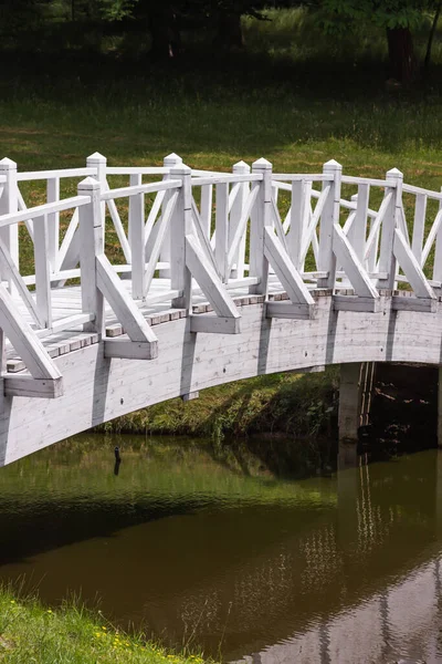 Old Wooden White Bridge Small Pond Lake City Park Concept — Stock Photo, Image