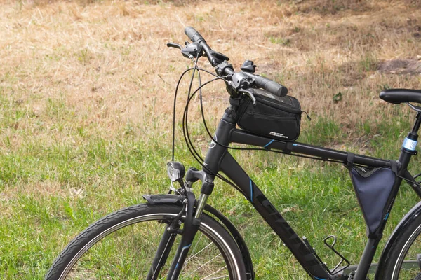 Чорний Гірський Спортивний Велосипед Сумкою Зеленому Фоні Природи Крупним Планом — стокове фото