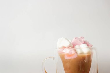 Kalp şeklinde marşmelovlu duble kahve. Beyaz arkaplanda izole.