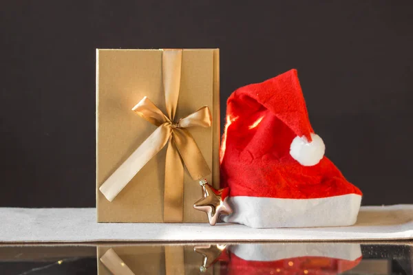 산타의 모자가 배경에 고립된 휴가철을 크리스마스 Xmas Vibe Magic 크리스마스 — 스톡 사진
