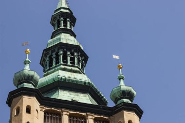 Prag Kalesi kompleksindeki St. Vitus Katedrali 'nin antik kubbesi ve kulesi mavi gökyüzüne karşı. Prag 'ın eski kenti, Çek Cumhuriyeti' nin mimarisi. Ünlü bir yer. Turizm ve seyahat kavramı.