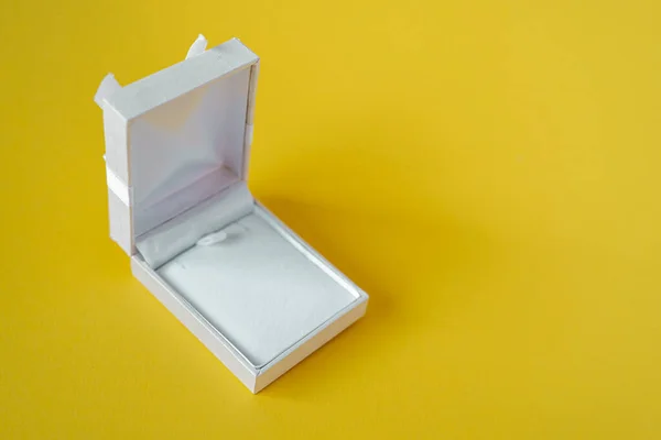 Caja Regalo Abierta Blanca Aislada Sobre Fondo Amarillo Caja Joyería — Foto de Stock