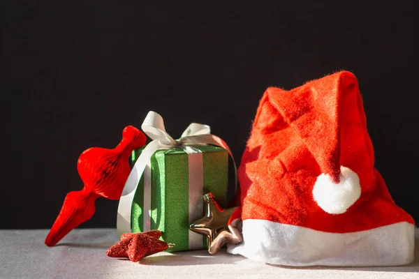성탄절 포장된 장난감 모자가 배경에 고립되어 휴가철을 크리스마스 새해가 시작됐 — 스톡 사진