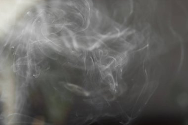 Evdeki oturma odasının tavanından dumanlar yükseliyor. Ev aletlerinde tehlike ve yangın riski. Uzayı kopyala Smokey arkaplanı.