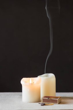 Alternatif ışık ve ısı kaynağı olarak iki parafin mumu karanlıkta dumanla yanar. Ukrayna 'da elektrik kesintisi ve Avrupa' da enerji krizi. Ukrayna şehirlerinde ısıtma ve elektrik eksikliği.