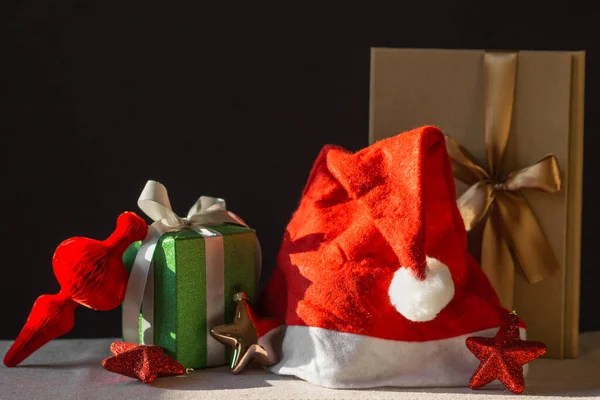 크리스마스 장에는 포장된 장난감 모자가 배경에 고립되어 휴가철을 크리스마스 새해가 — 스톡 사진