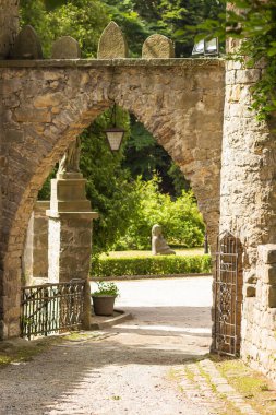 Polonya 'nın Szczytnik tepesindeki Aşağı Silezya Voyvoda' daki eski Castle Rock Ormanı 'nın girişindeki taş kemer. Kapı ve kale duvarlarının ortaçağ mimarisi. Turizm konsepti.