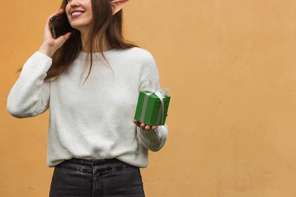 Mujer Joven Sonriente Con Orejas Elfo Hablando Teléfono Móvil Sosteniendo —  Fotos de Stock