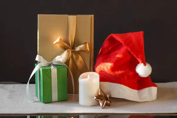 새해나 크리스마스에 포장된 상자들이 배경에 산타의 모자를 태우고 휴가철을 크리스마스 — 스톡 사진
