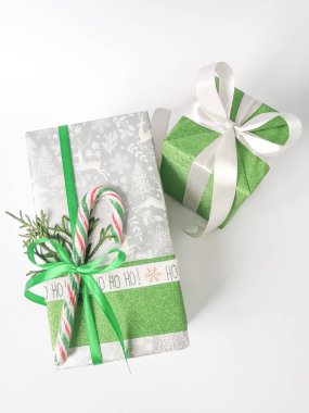 Rengarenk kurdeleler ve beyaz arka planda şekerler olan iki hediye kutusu. Noel 'i kutlamaya hazırlanıyorum.. 